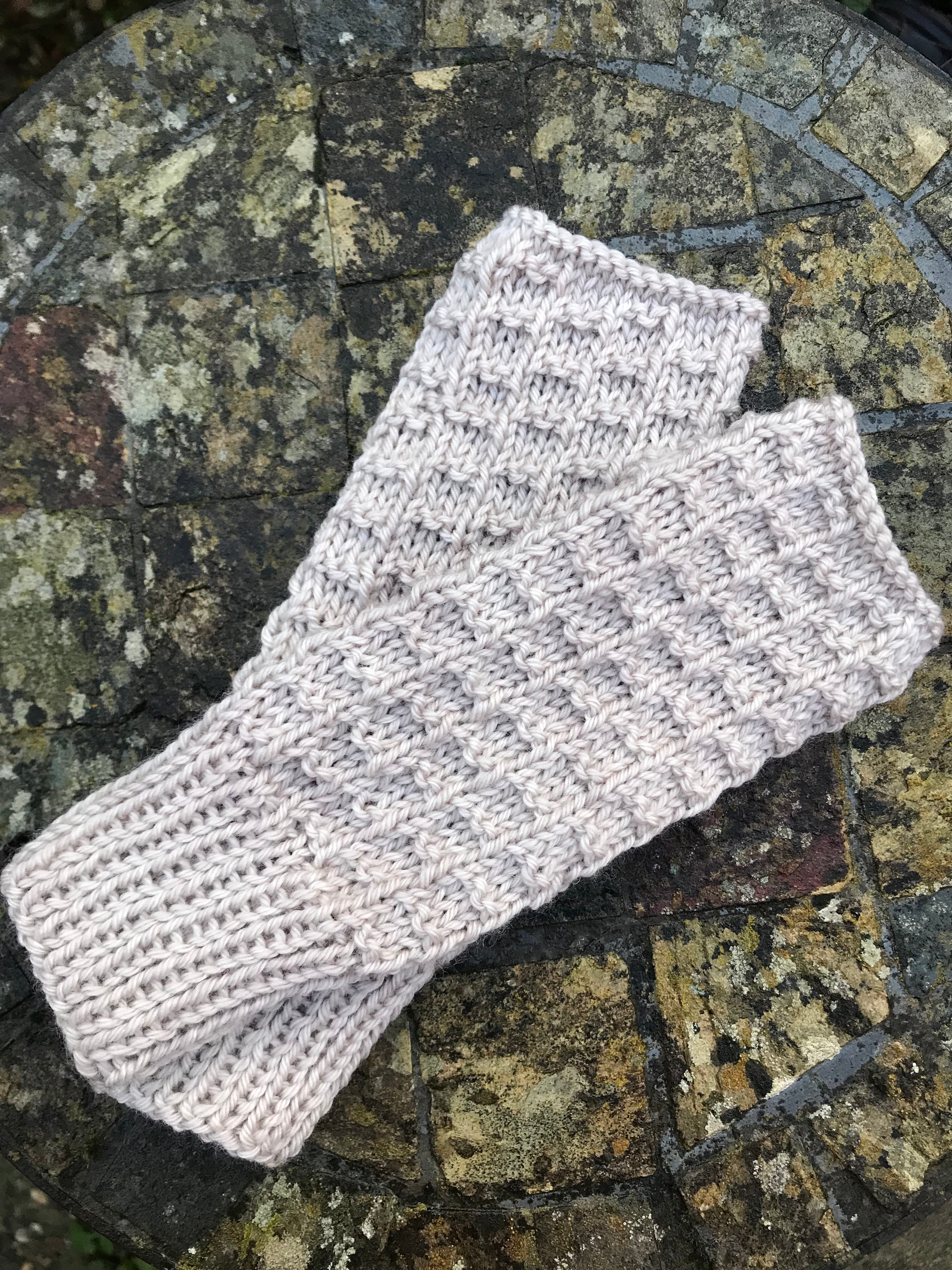 “Lallybroch Mitts” Knitting Pattern